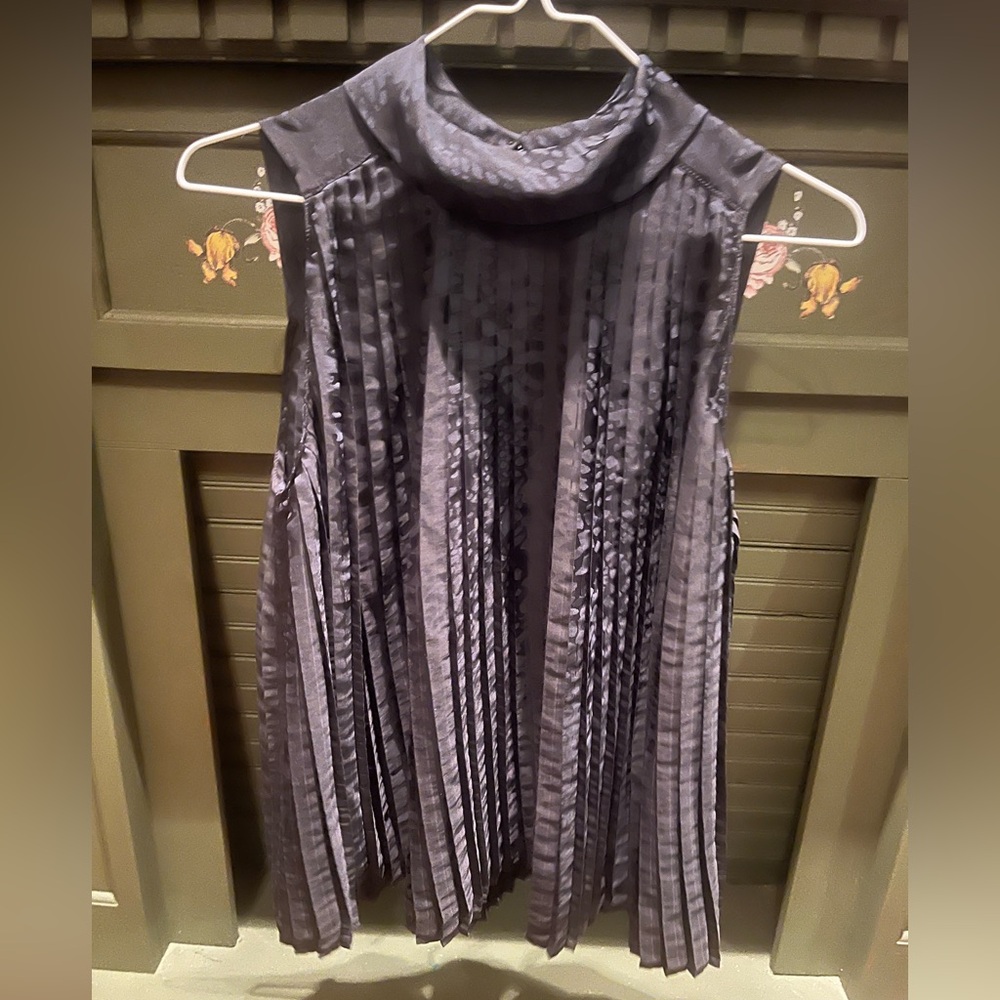 Elegant Pleated Sleeveless navy blue Top Banana Republic size M